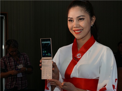 Freetel Musashi độc đáo với thiết kế nắp gập, 2 màn hình cảm ứng