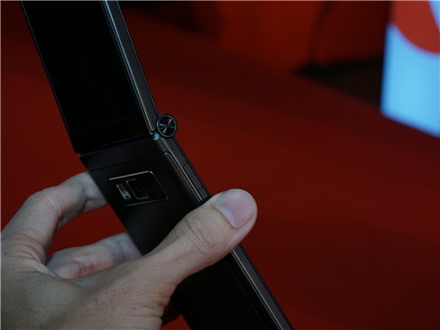 Tuy nhiên, Freetel Musashi trông khá dày mình.