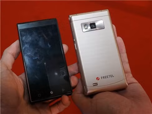 Máy có 2 tùy chọn màu sắc là vàng hoặc đen.