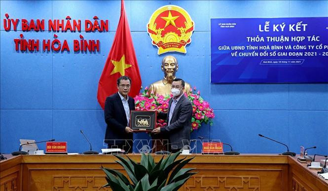 Toàn cảnh buổi lễ ký kết thỏa thuận hợp tác về chuyển đổi số.