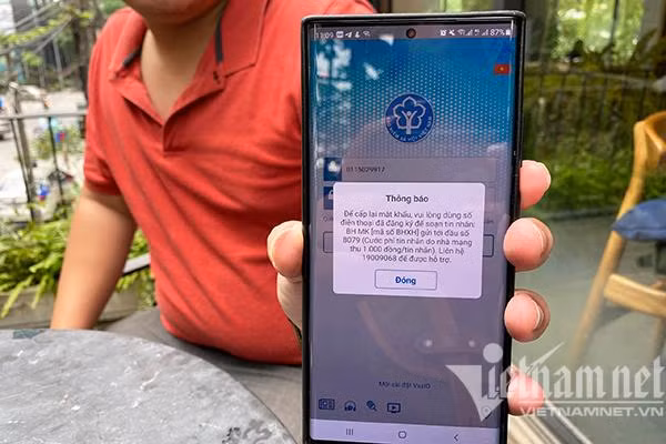 Tranh cãi quanh việc người dân phải trả phí để lấy mật khẩu app Bảo hiểm xã hội. (Ảnh: Trọng Đạt)