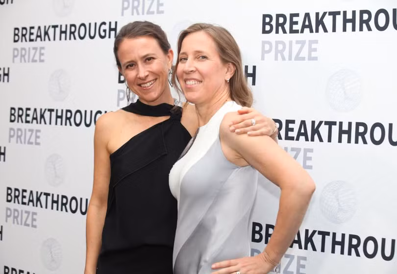 Chị em nhà Wojcicki - Anne Wojcicki (trái), CEO của 23andMe và Susan Wojcicki (phải), CEO của YouTube đều góp mặt trong top 100 người phụ nữ quyền lực 2019 của Forbes. Ảnh: Forbes
