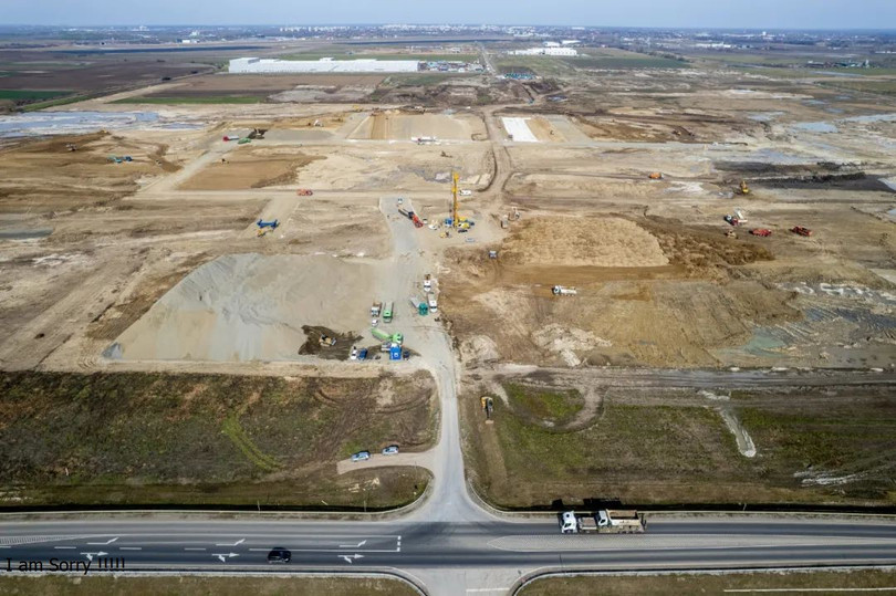 Nha may pin da khoi cong.jpg