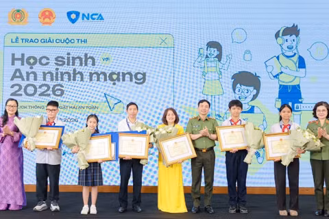 Thứ trưởng Bộ GDĐT Nguyễn Thị Quyên Thanh và Trung tướng Lê Xuân Minh, Cục trưởng Cục A05 trao giải Nhất cho học sinh, đơn vị dự thi.