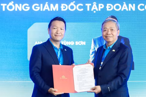 Chủ tịch CMC trao quyết định bổ nhiệm Tổng giám đốc Tập đoàn cho ông Đặng Tùng Sơn.