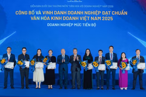 Sau 4 năm triển khai, chương trình đã trao chứng nhận “Doanh nghiệp đạt chuẩn Văn hóa kinh doanh Việt Nam” cho 74 doanh nghiệp. Ảnh: VNABC.