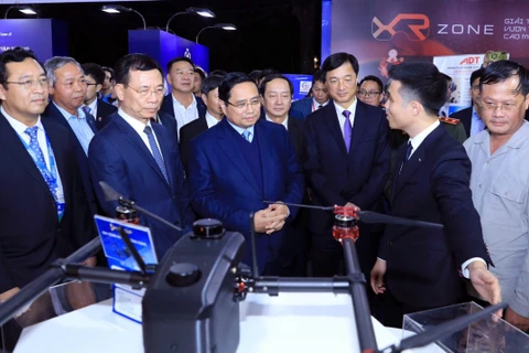 Thủ tướng Phạm Minh Chính tham quan khu trưng bày của CMC trong khuôn khổ Techfest Việt Nam 2025.