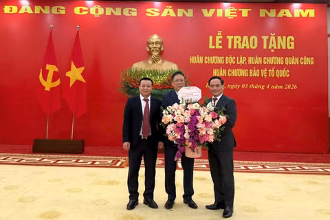 Ban lãnh đạo VUSTA tặng hoa chúc mừng GS.VS. Châu Văn Minh được trao tặng Huân chương Độc lập hạng Ba