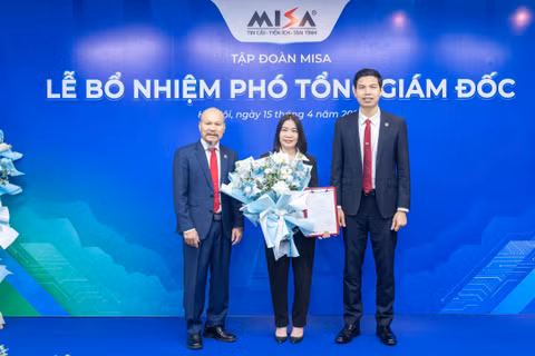 Chủ tịch MISA Lữ Thành Long và Tổng giám đốc Lê Hồng Quang chúc mừng bà Nguyễn Thị Ngoan.