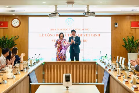 Thứ trưởng Bùi Hoàng Phương trao Quyết định và tặng hoa chúc mừng bà Nguyễn Thị Ngọc Trang.