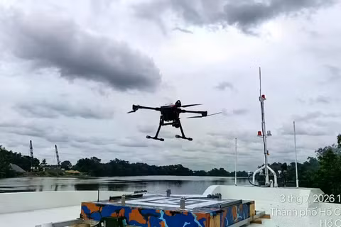 UAV của CT UAV đáp tự động không dừng trên tàu thủy đang chạy tốc độ cao.