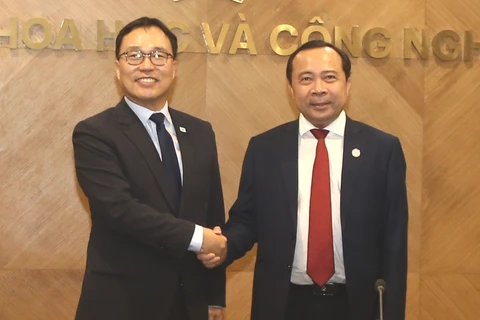 Thứ trưởng thường trực Bộ KH&CN Vũ Hải Quân và Đại sứ Hàn Quốc tại Việt Nam Choi Young Sam.