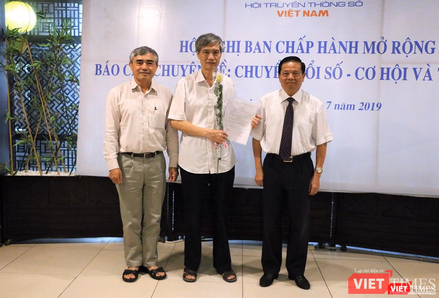 ông Nguyễn Văn Tuyên - Công ty Cổ phần Xuất bản - Truyền thông Việt Nam nhận quyết định chứng nhận Hội viên