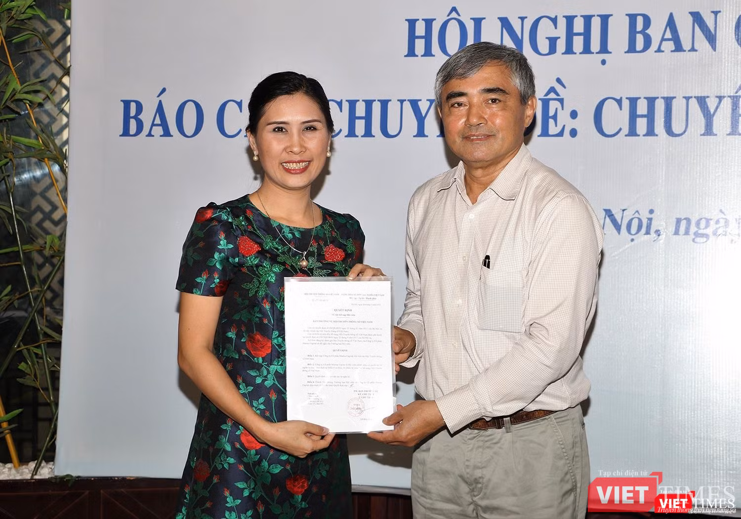 Chủ tịch VDCA trao quyết định Hội viên cho Công ty Cổ phần Marina Capital, người đại diện là bà Nguyễn Thị Thu Hà – Chủ tịch Hội đồng quản trị