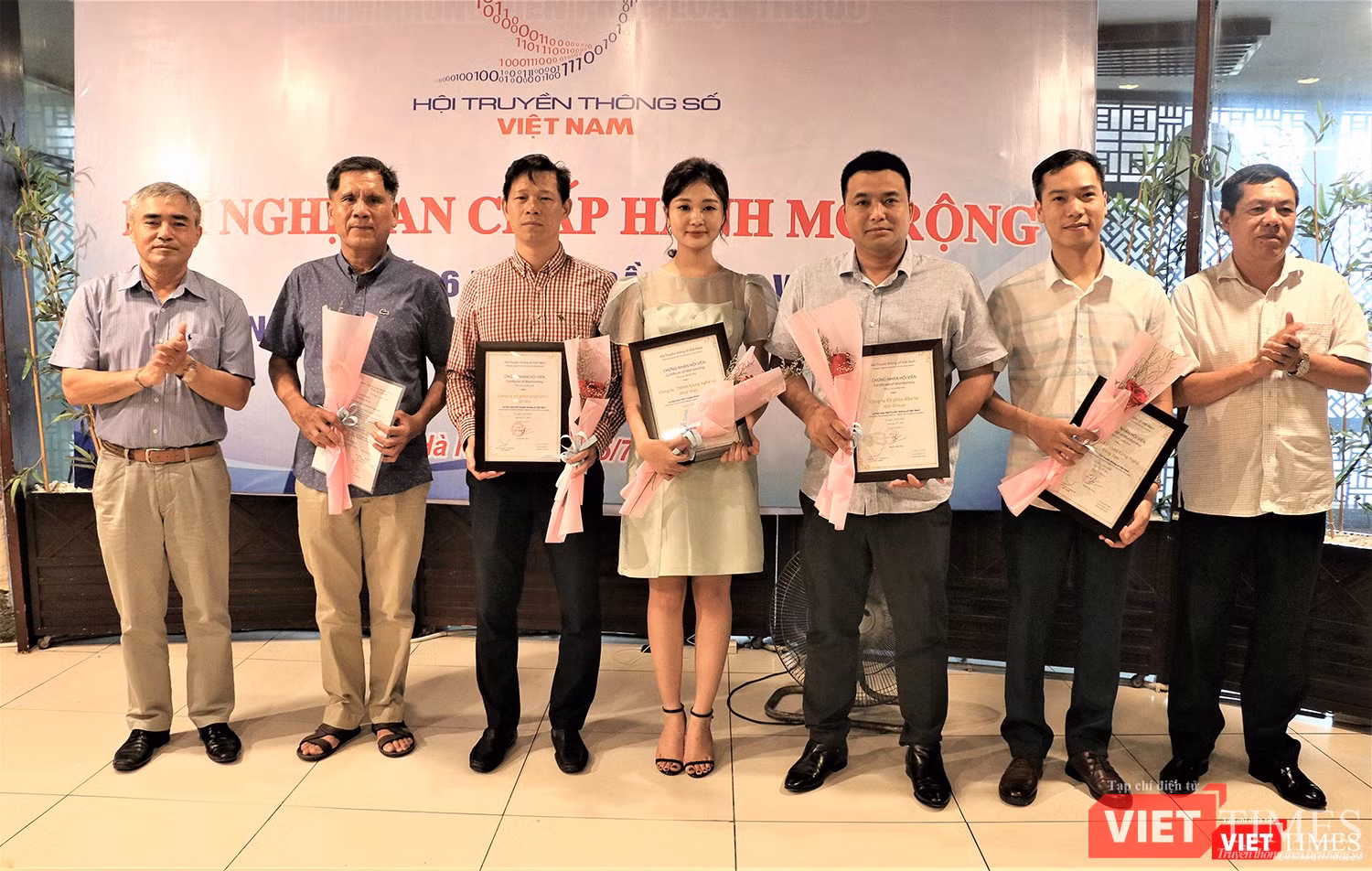 Chủ tịch và Phó Chủ tịch VDCA trao chứng nhận và hoa cho các thành viên mới của Hội (ảnh: Đăng Khoa) Chủ tịch và Phó Chủ tịch VDCA trao chứng nhận và hoa cho các thành viên mới của Hội (ảnh: Đăng Khoa)