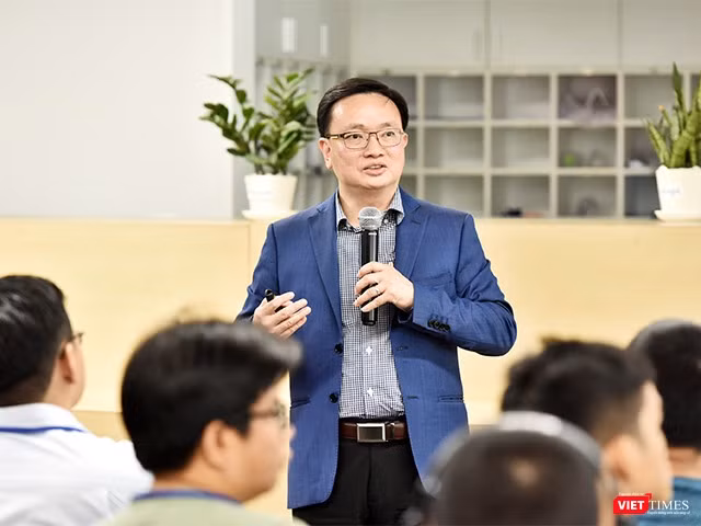Christopher Nguyễn trao đổi với các bạn trẻ Việt Nam về tương lai của Trí tuệ nhân tạo (AI) vào tháng 3/2019 tại TP.HCM.