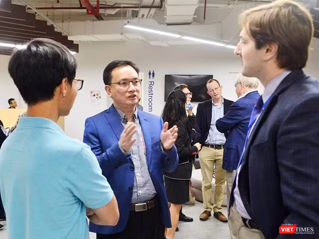 Christopher Nguyễn trao đổi về AI cùng Tiến sỹ Lê Viết Quốc và các đồng nghiệp tại TP.HCM.