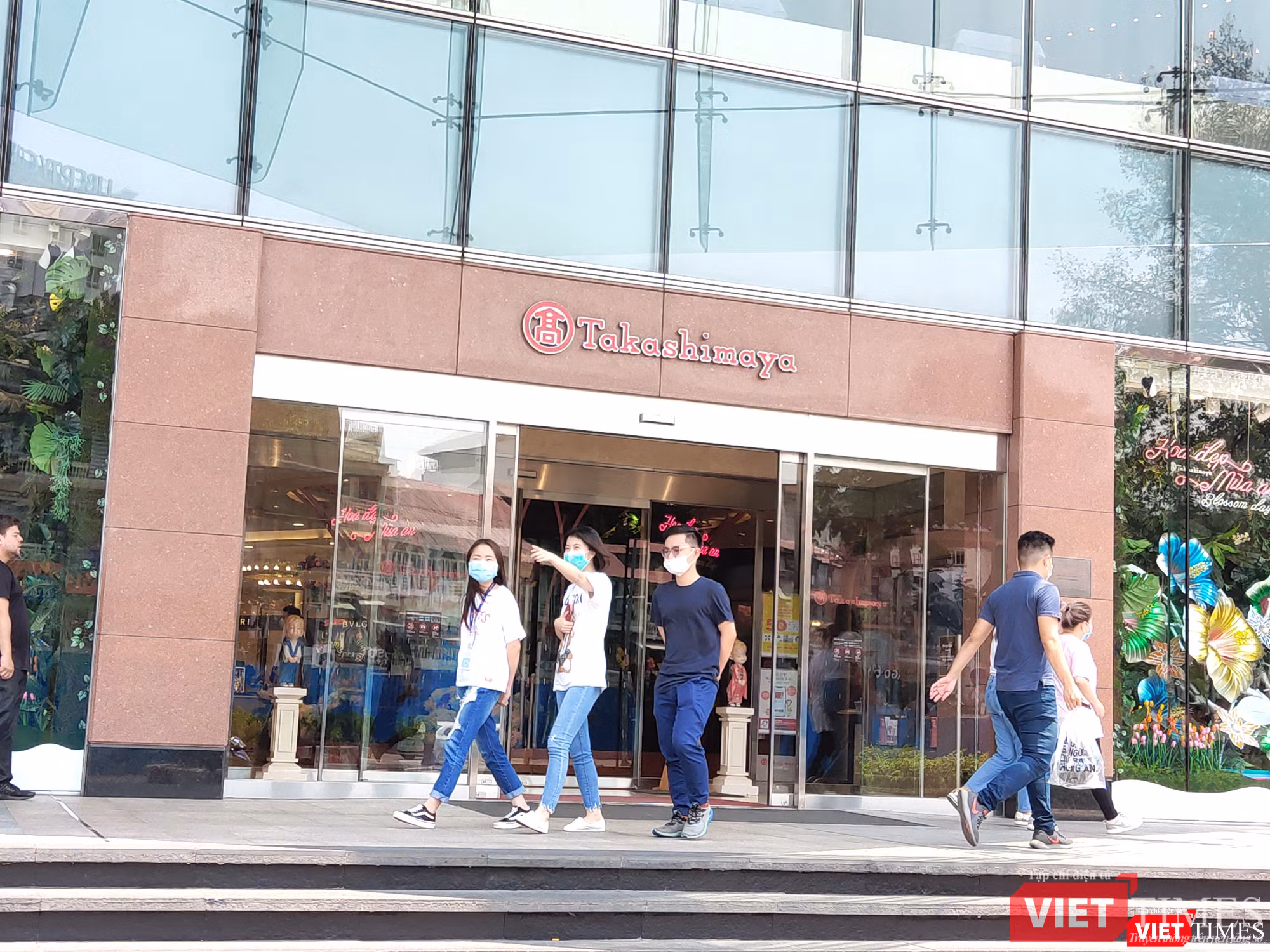 Khách Việt đến các trung tâm thương mại lớn tại TP.HCM đều đeo khẩu trang 