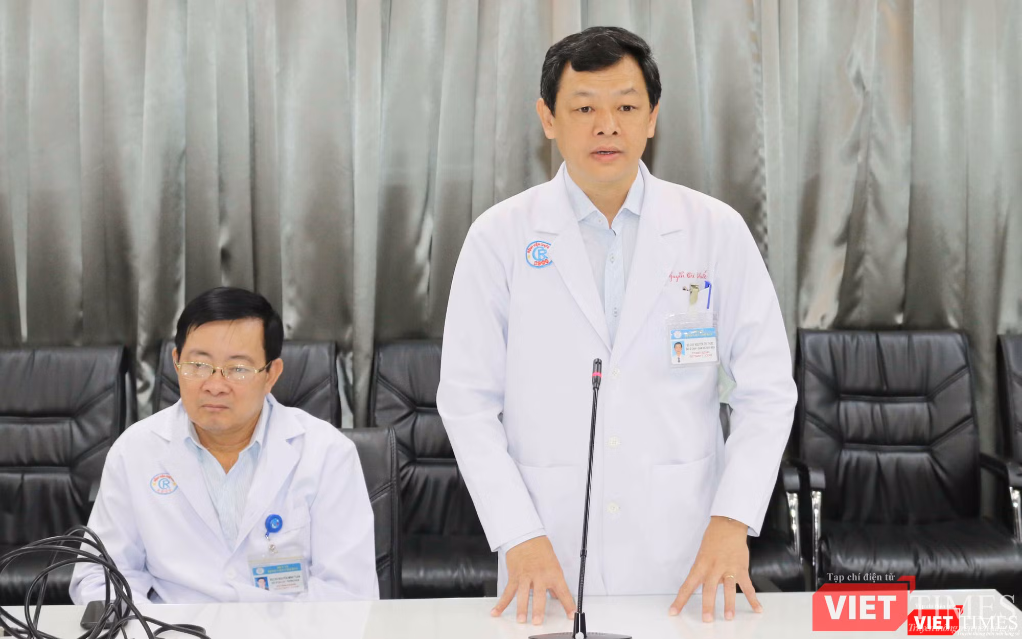 Thầy thuốc ưu tú – BS CK2 Nguyễn Tri Thức – Giám đốc BV Chợ Rẫy cảm ơn NSND Lý Huỳnh Thầy thuốc ưu tú – BS CK2 Nguyễn Tri Thức – Giám đốc BV Chợ Rẫy cảm ơn NSND Lý Huỳnh