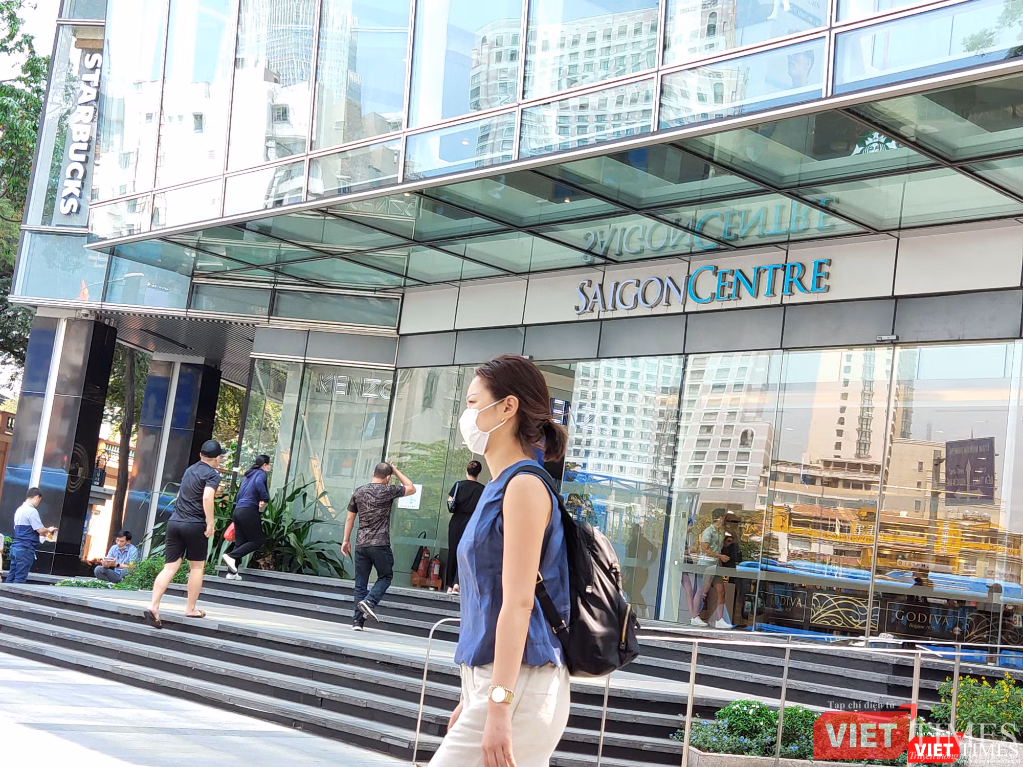 Người dân tuân thủ đeo khẩu trang khi đến Saigon Centre 