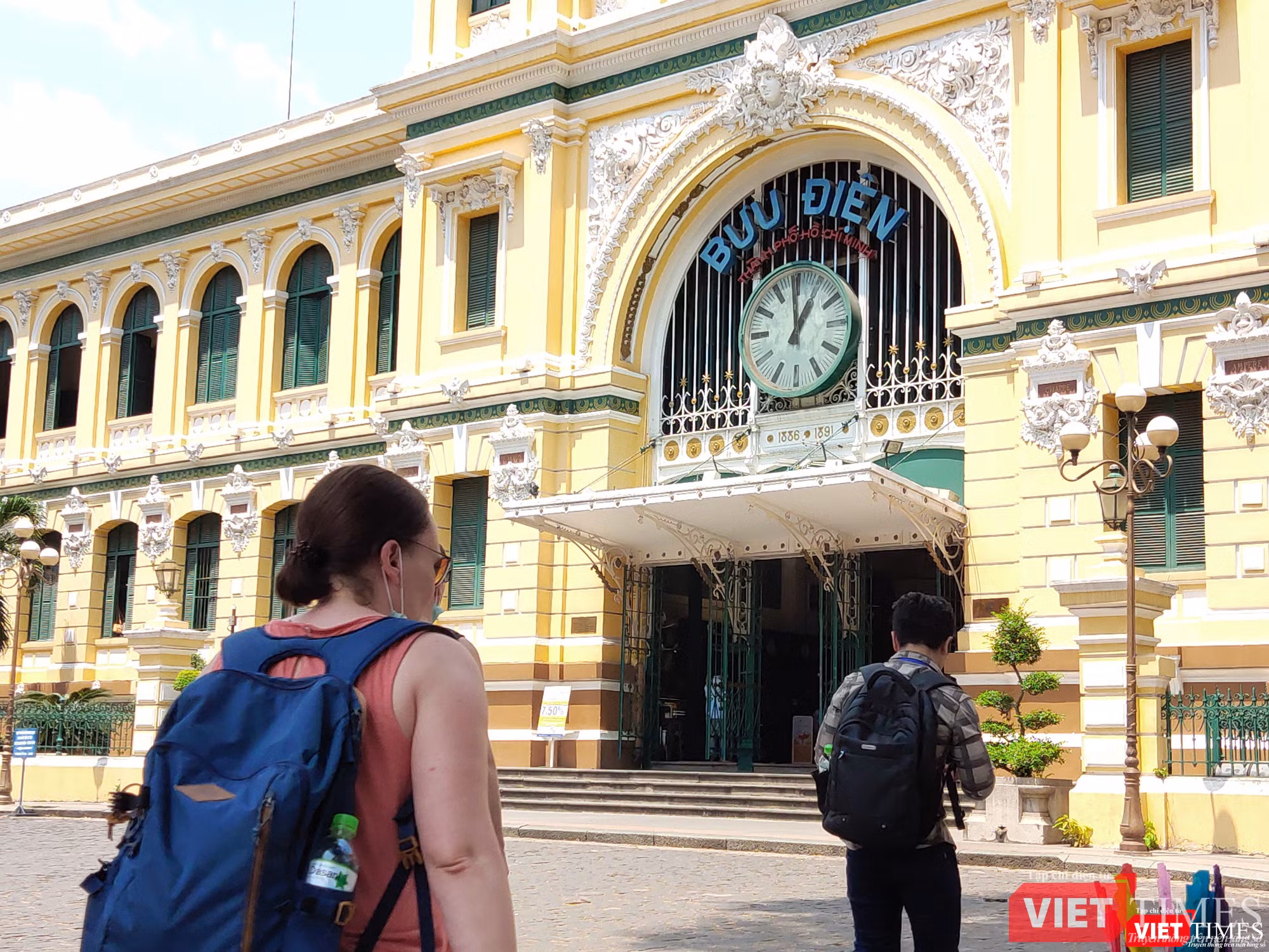 Khách du lịch đến các điểm tham quan cần tuân thủ quy định của nước sở tại 