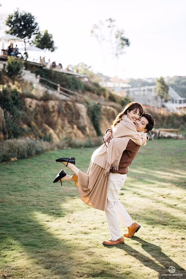 Nhã Phương, Trường Giang tình tứ trong bộ ảnh đôi nhân ngày Valentine (Ảnh: Mạnh Bi) Nhã Phương, Trường Giang tình tứ trong bộ ảnh đôi nhân ngày Valentine (Ảnh: Mạnh Bi)