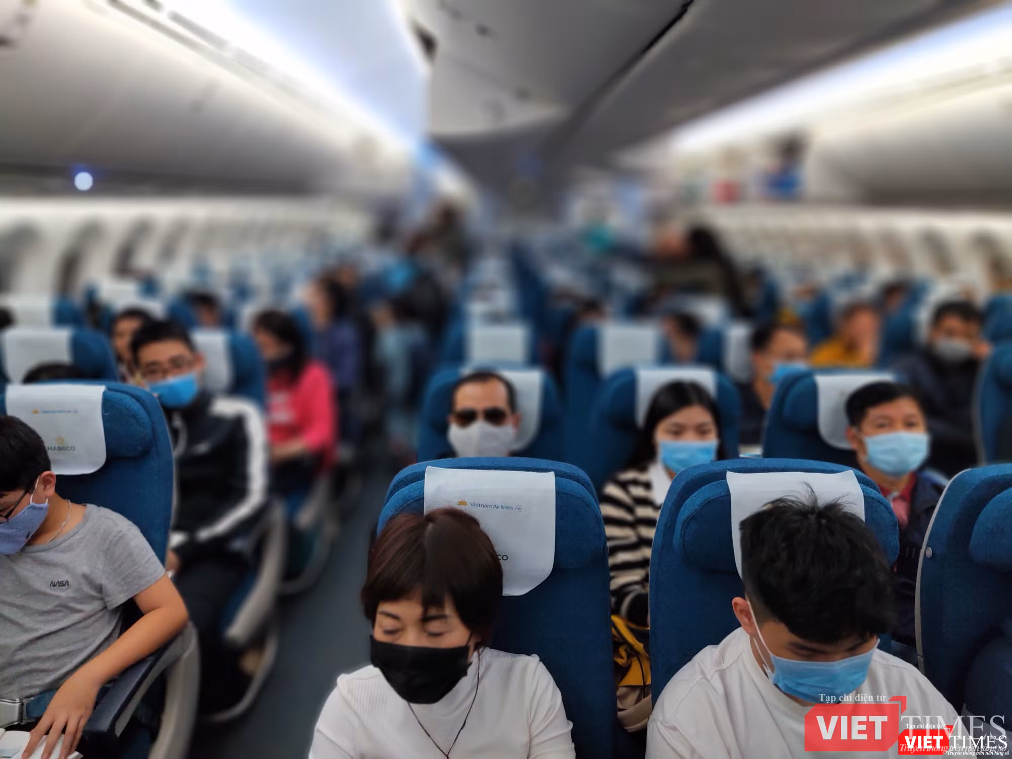 Hầu như toàn bộ hành khách trên các chuyến bay đều đeo khẩu trang