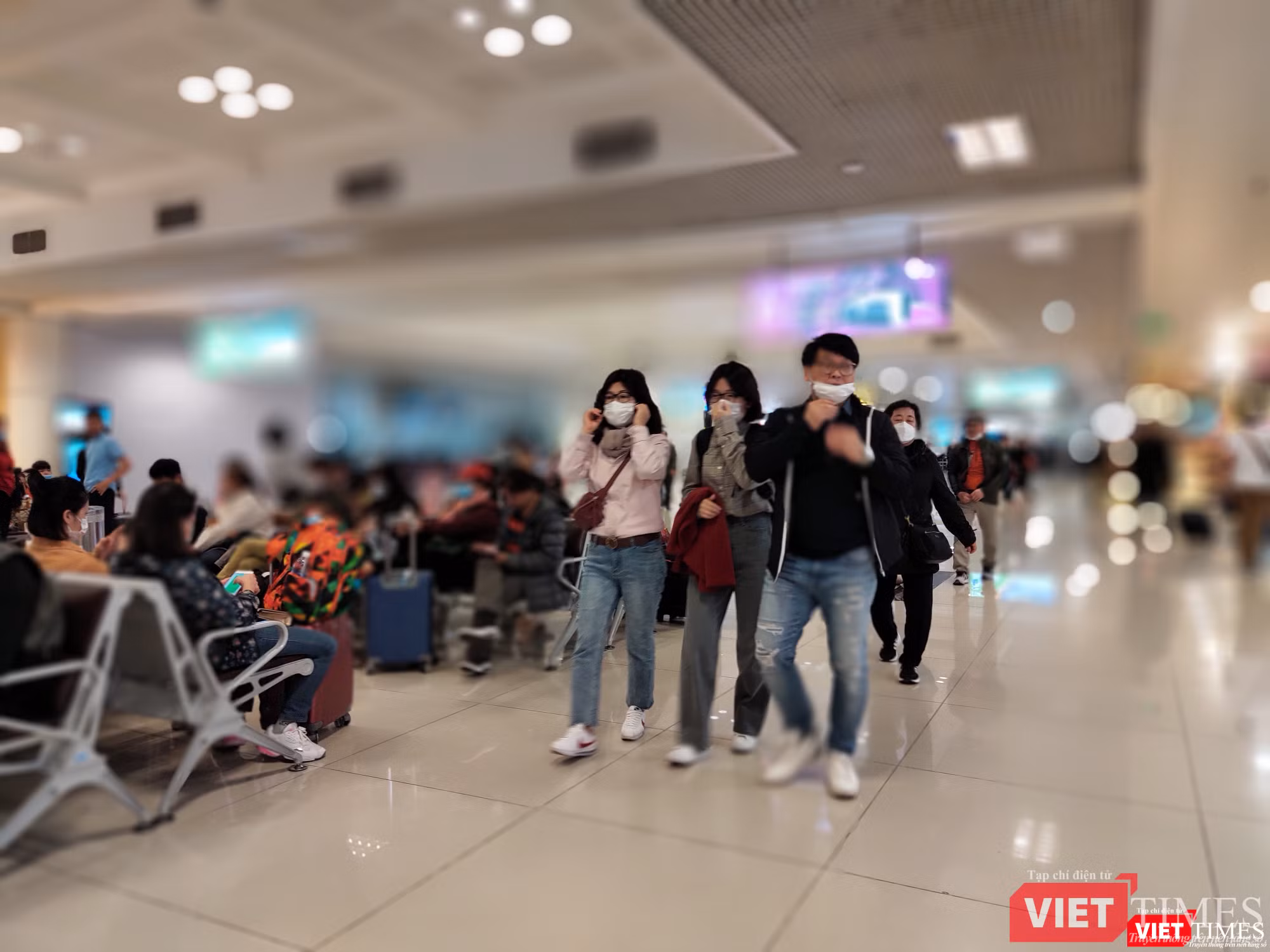 Bảo vệ bản thân và gia đình bằng khẩu trang khi xuất hiện ở những chỗ đông người 