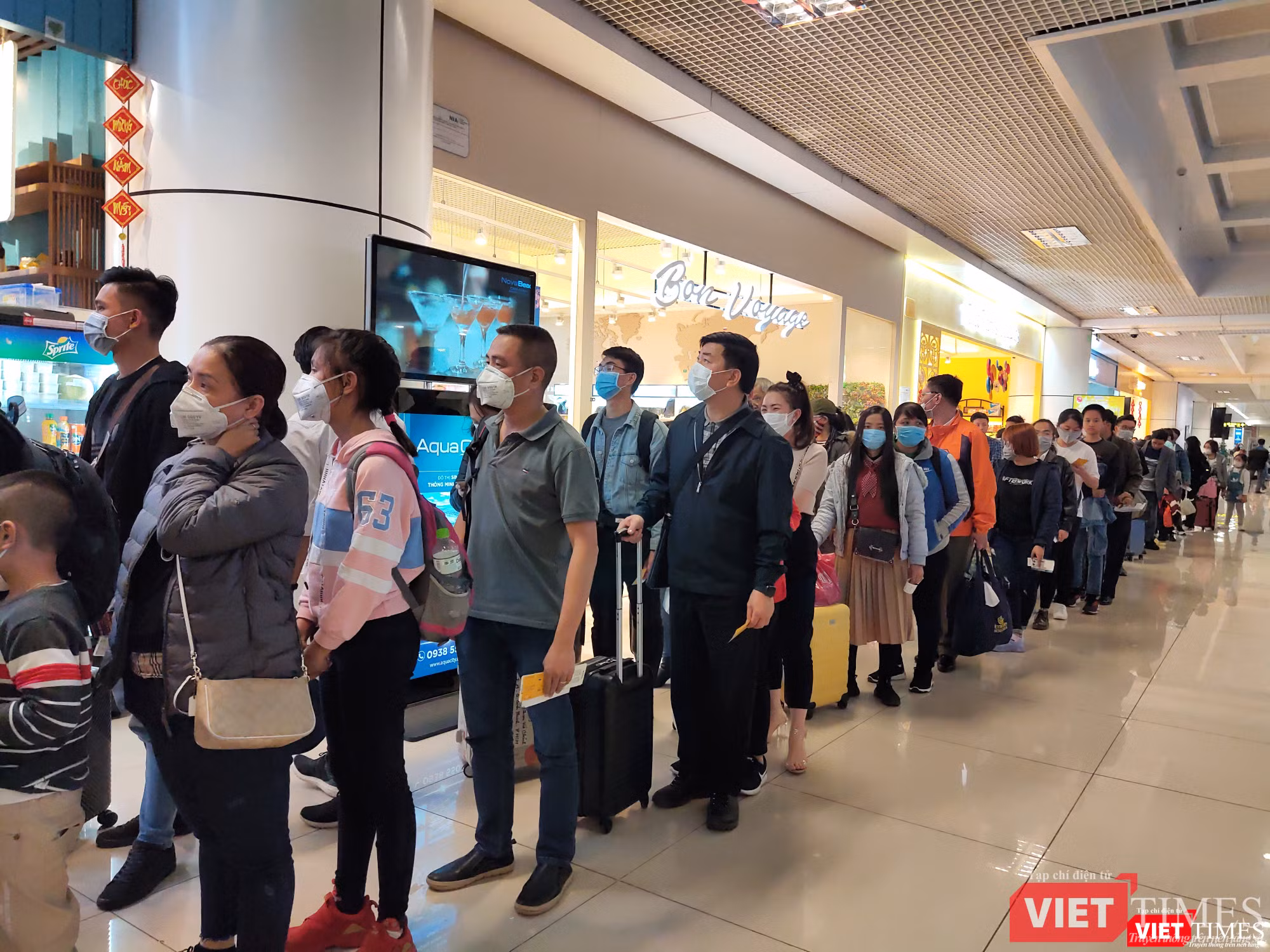 Hành khách xếp hàng ra cửa máy bay tại sân bay Nội Bài