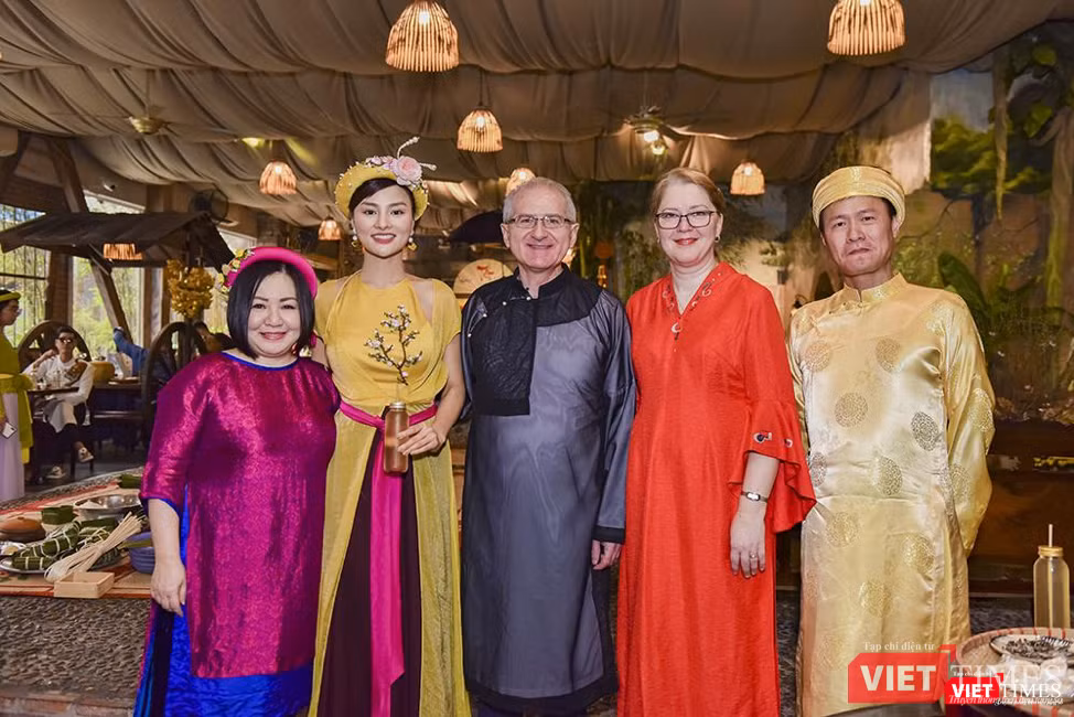 Bà Trang Lê và vợ chồng siêu mẫu Vũ Thu Phương cùng vợ chồng ông Paolo Lemma - Tham tán thương mại Tổng lãnh sự Italia tại thành phố Hồ Chí Minh Tham dự buổi tiệc đầu xuân còn đặc biệt có sự góp mặt của vợ chồng ông Paolo Lemma - Tham tán thương mại Tổng lãnh sự Italia tại thành phố Hồ Chí Minh