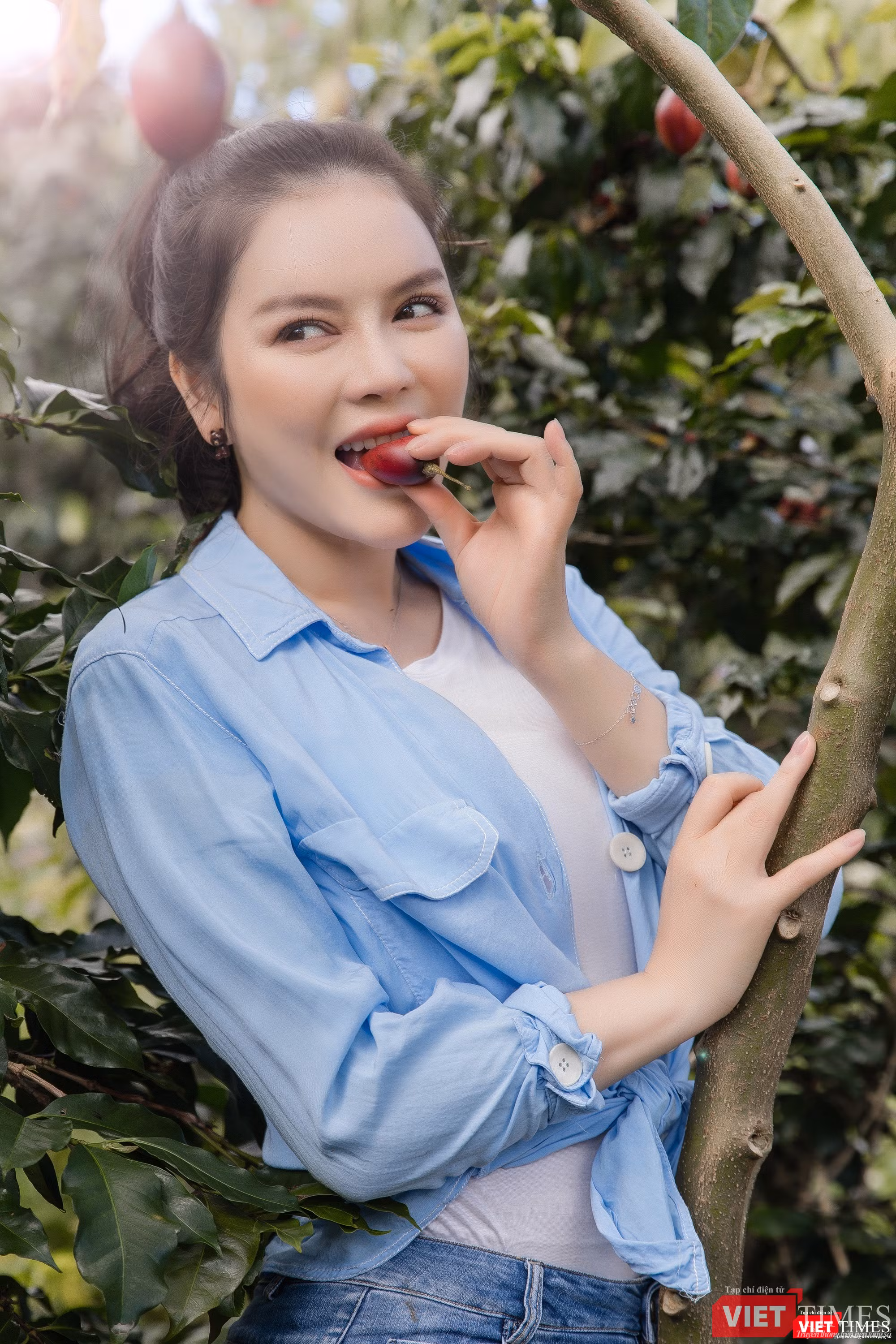Người đẹp thoải mái tận hưởng vị ngọt của trái cà chua thân gỗ Thoải mái tận hưởng vị ngọt của trái cà chua thân gỗ
