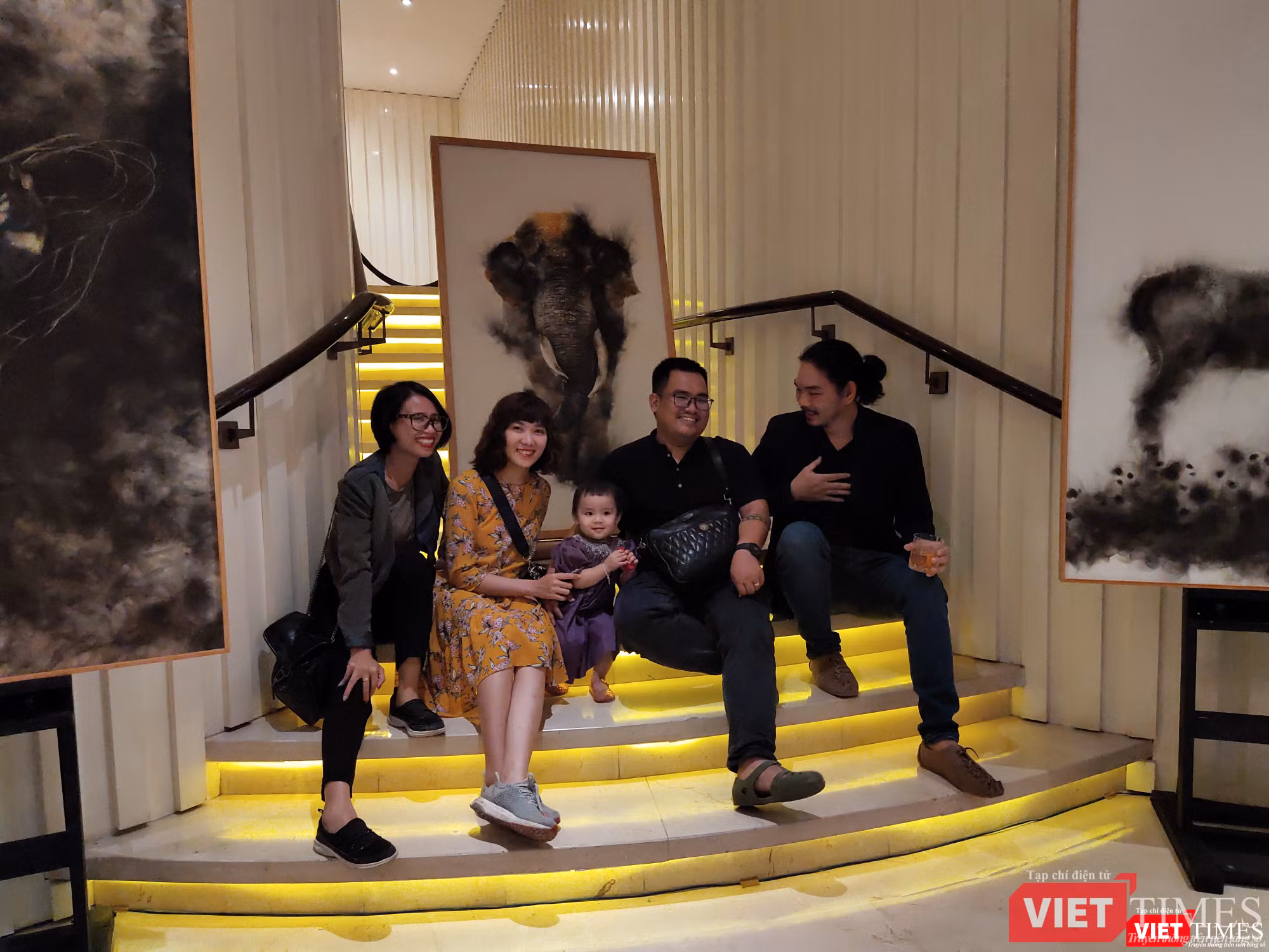 Người tham dự triển lãm chụp ảnh lưu niệm cùng họa sĩ Trung Nghĩa (bên phải ảnh) 