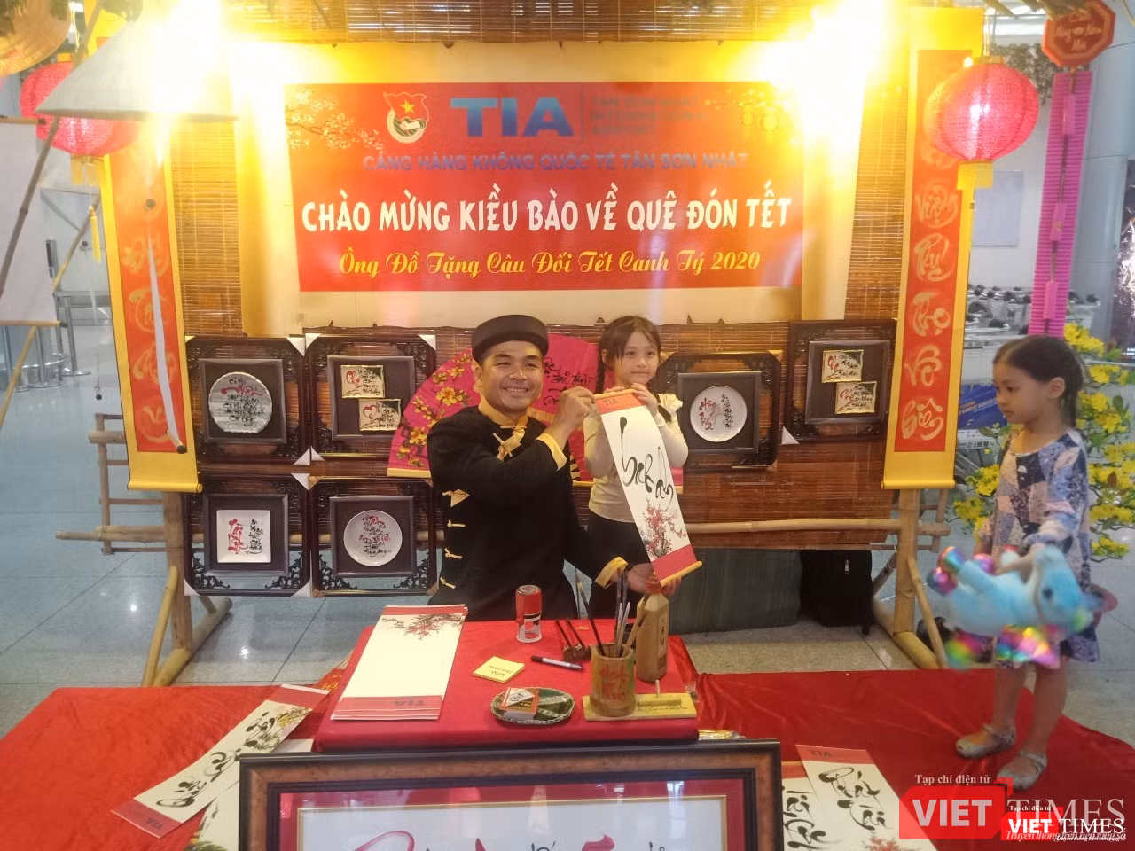 Nhiều em nhỏ được cha mẹ dắt tới xin tranh chữ về treo Tết Nhiều em nhỏ được cha mẹ dắt tới xin chữ về treo Tết
