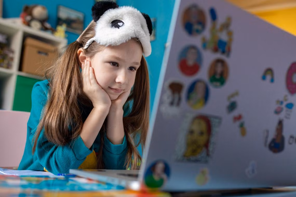 Zlata, 7 tuổi, học tại nhà riêng ở Kyev, Ukraine. Môn học yêu thích của em là nghệ thuật và em thích vẽ mèo và gấu trúc (ảnh: UNICEF) Zlata, 7 tuổi, học tại nhà riêng ở Kyev, Ukraine. Môn học yêu thích của em là nghệ thuật và em thích vẽ mèo và gấu trúc (ảnh: UNICEF)