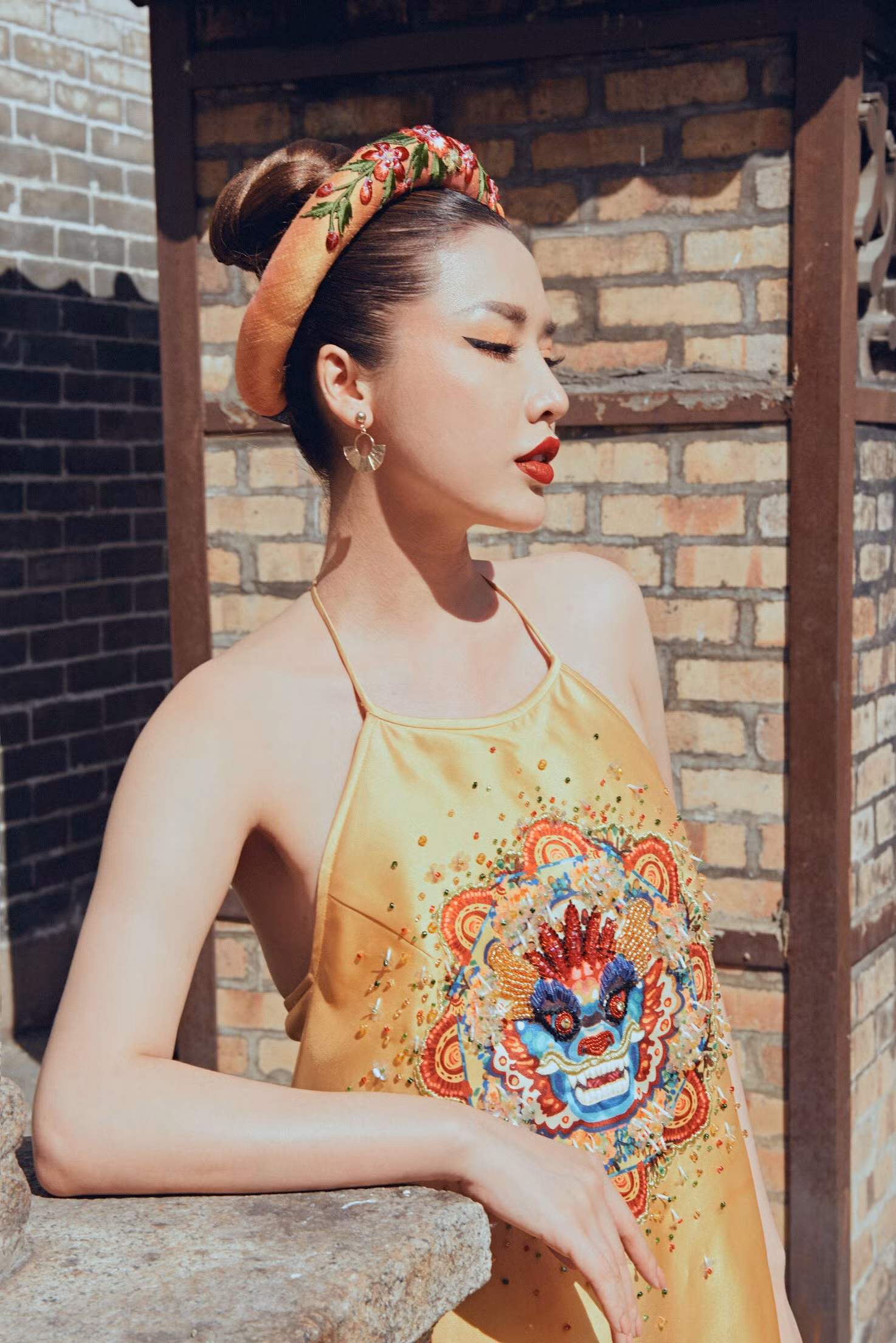 Chiếc váy được thiết kế khéo léo, giúp Khánh Phương khoe được bờ vai gợi cảm.