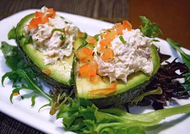Món salat trộn có thể được đựng ngay trong chính những trái bơ tươi Món salat trộn có thể được đựng ngay trong chính những trái bơ tươi