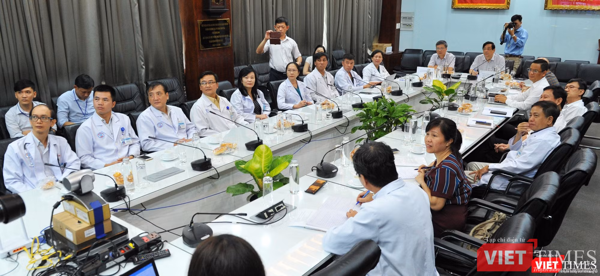 Các BS có mặt tại cuộc hội chẩn online đầu cầu Chợ Rẫy (Ảnh: Nguyễn Á)