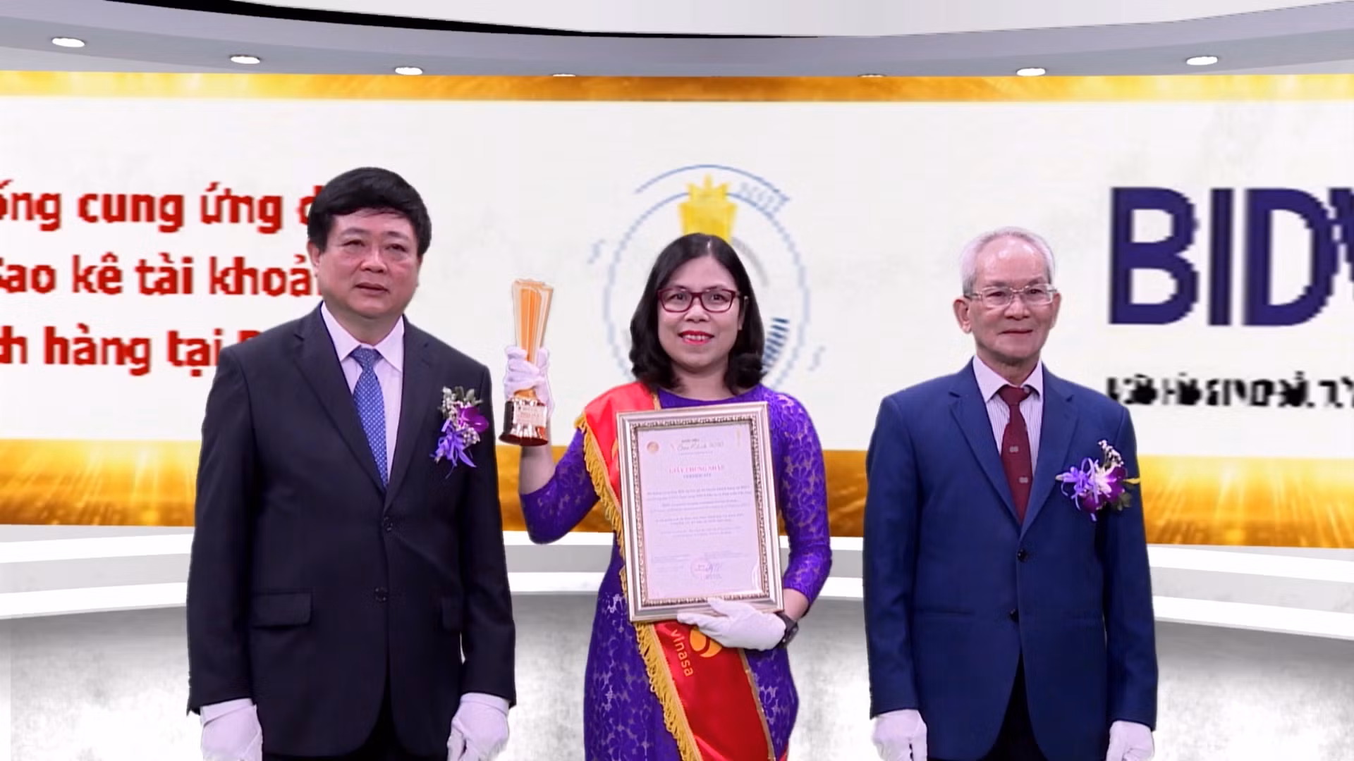 Bà Ngô Thị Liên Hương – Giám đốc Trung tâm Dịch vụ khách hàng BIDV nhận giải thưởng vinh danh Hệ thống cung ứng dịch vụ sao kê tài khoản khách hàng tại BIDV Bà Ngô Thị Liên Hương – Giám đốc Trung tâm Dịch vụ khách hàng BIDV nhận giải thưởng vinh danh Hệ thống cung ứng dịch vụ sao kê tài khoản khách hàng tại BIDV