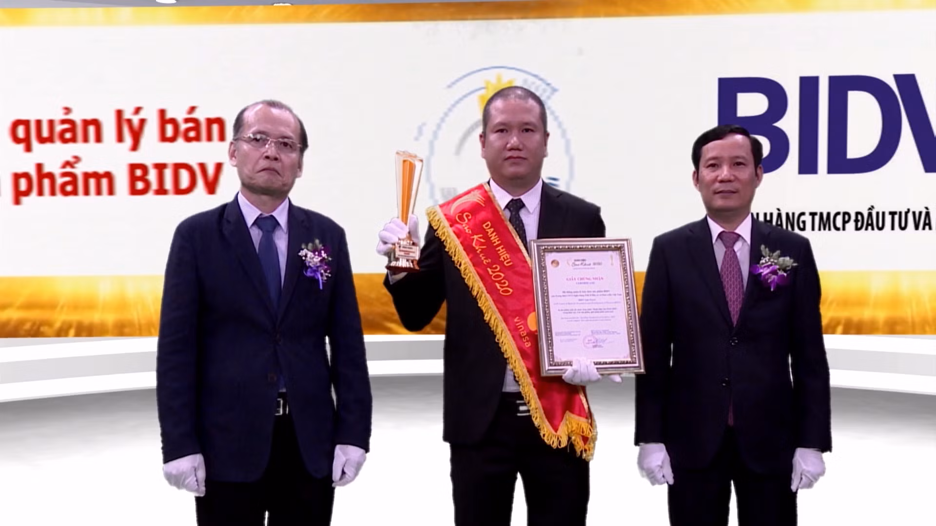 6 sản phẩm của BIDV được vinh danh tại Sao Khuê 2020 ảnh 11 Ông Nguyễn Tường Linh - Phó Giám đốc Trung tâm Công nghệ thông tin BIDV nhận giải thưởng vinh danh Hệ thống quản lý bán chéo sản phẩm BIDV