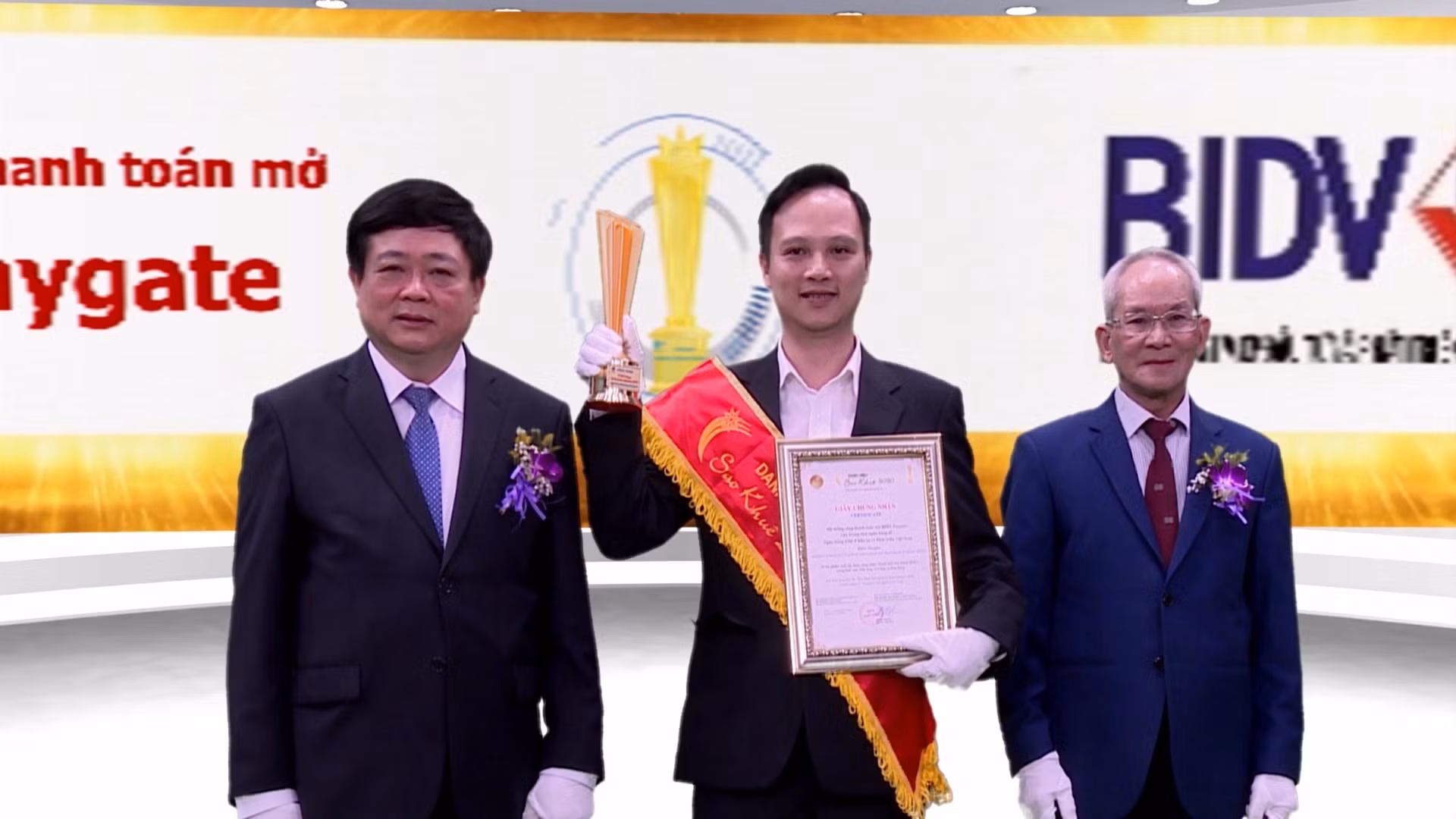 6 sản phẩm của BIDV được vinh danh tại Sao Khuê 2020 ảnh 5 Ông Nguyễn Trọng Kiên – Phó Giám Đốc TTNHS nhận giải Hệ thống cổng thanh toán mở – BIDV Paygate