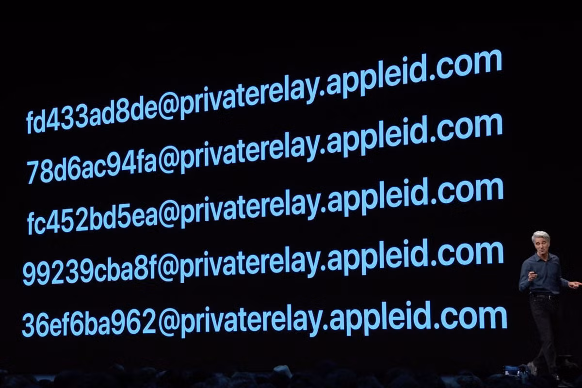 Tính năng "Sign in with Apple" tạo ra các e-mail giả tạm thời, rồi chuyển tiếp thư từ e-mail giả đó tới e-mail thật của người dùng. Ảnh: MacWorld Tính năng "Sign in with Apple" tạo ra các e-mail giả tạm thời, rồi chuyển tiếp thư từ e-mail giả đó tới e-mail thật của người dùng. Ảnh: MacWorld