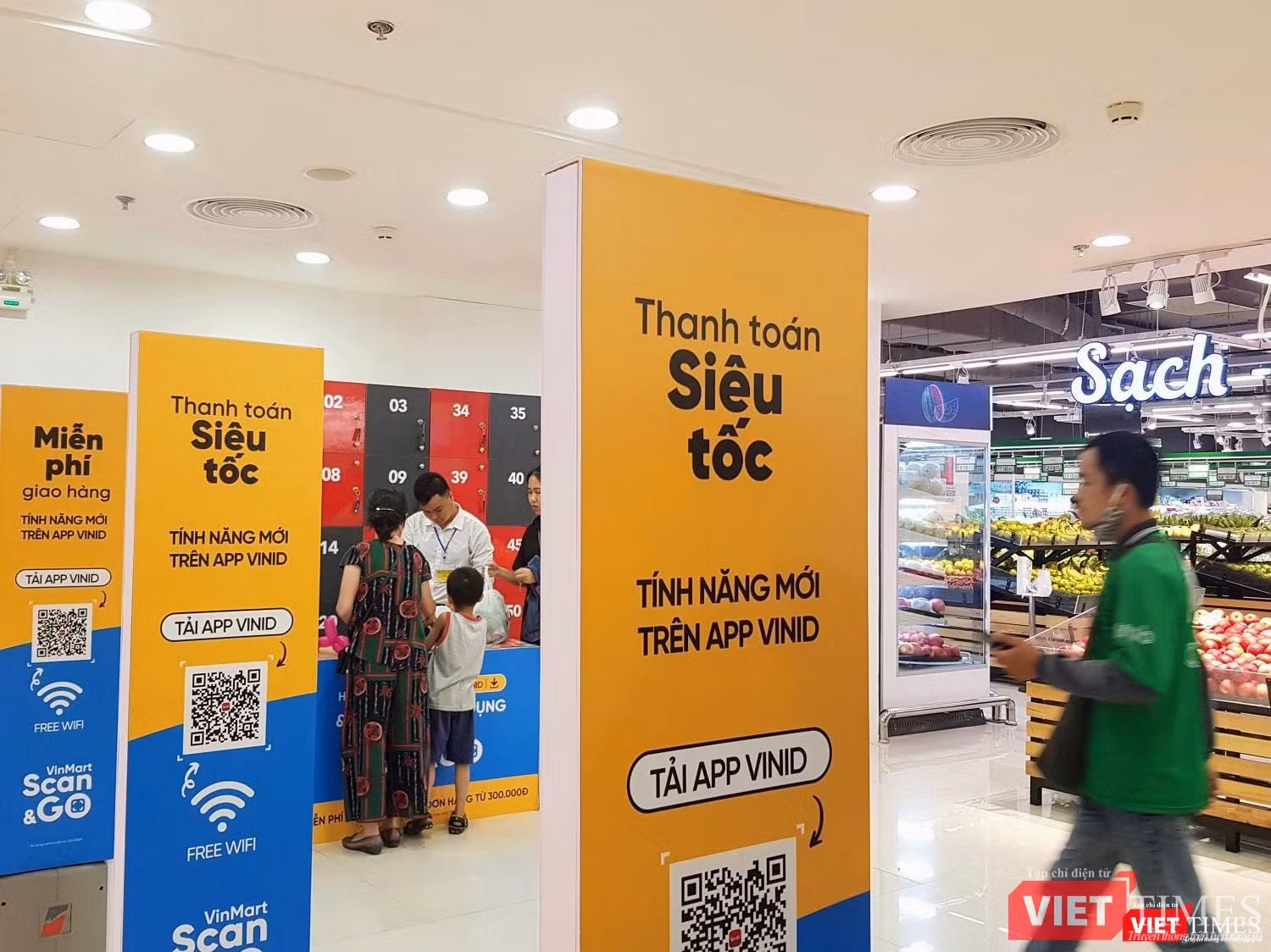 Quầy thanh toán ưu tiên cho khách hàng sử dụng dịch vụ Scan&Go chỉ có lác đác khách. Quầy thanh toán ưu tiên cho khách hàng sử dụng dịch vụ Scan&Go chỉ có lác đác khách.