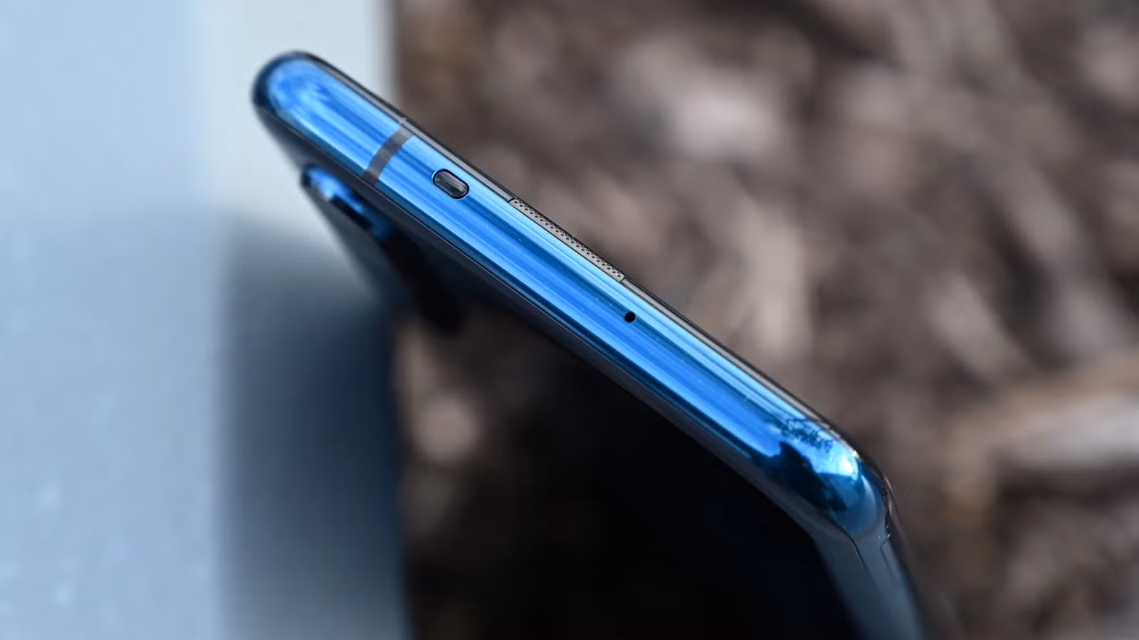 Máy không có giắc tai nghe 3.5mm và sạc không dây, nhưng lại được trang bị cảm biến hồng ngoại. Ảnh: Gizmodo Máy không có giắc tai nghe 3.5mm và sạc không dây, nhưng lại được trang bị cảm biến hồng ngoại. Ảnh: Gizmodo