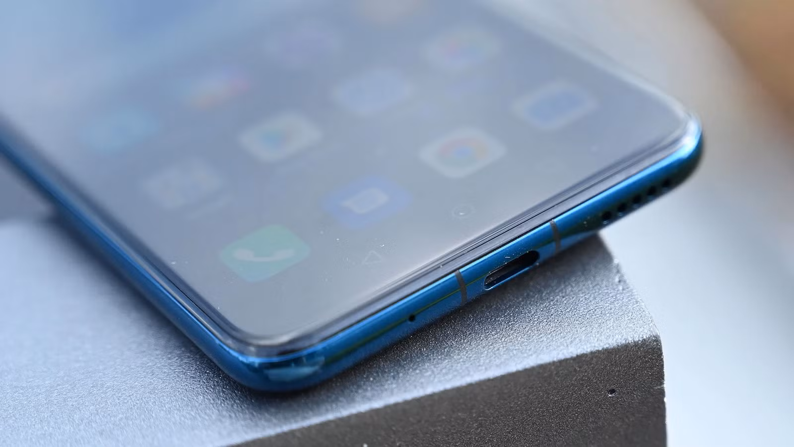 Phía dưới là khe loa ngoài và cổng kết nối USB chuẩn C. Ảnh: Gizmodo Phía dưới là khe loa ngoài và cổng kết nối USB chuẩn C. Ảnh: Gizmodo
