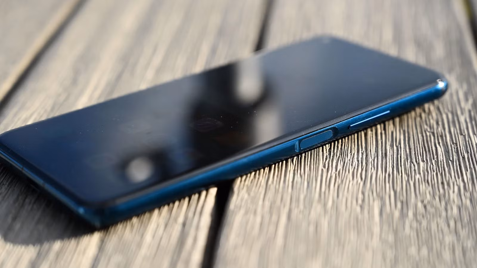Cảm biến vân tay bố trí trên viền máy. Ảnh: Gizmodo Cảm biến vân tay bố trí trên viền máy. Ảnh: Gizmodo