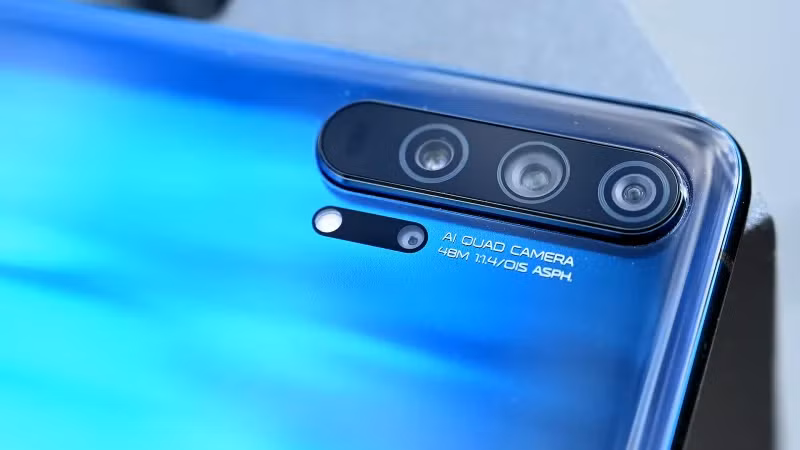 Lỗ nhỏ dưới ngay 3 ống kính camera là ống kính macro 2MP chuyên dụng. Ảnh: Gizmodo Lỗ nhỏ dưới ngay 3 ống kính camera là ống kính macro 2MP chuyên dụng. Ảnh: Gizmodo
