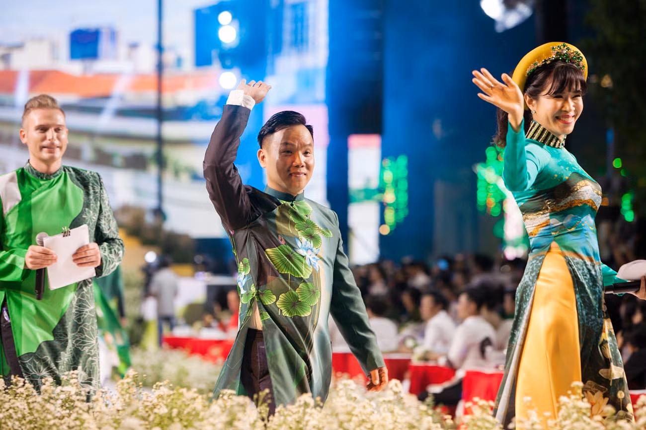 NTK Việt Hùng trên sân khấu Lễ hội Áo dài TP.HCM 2019 NTK Việt Hùng trên sân khấu Lễ hội Áo dài TP.HCM 2019