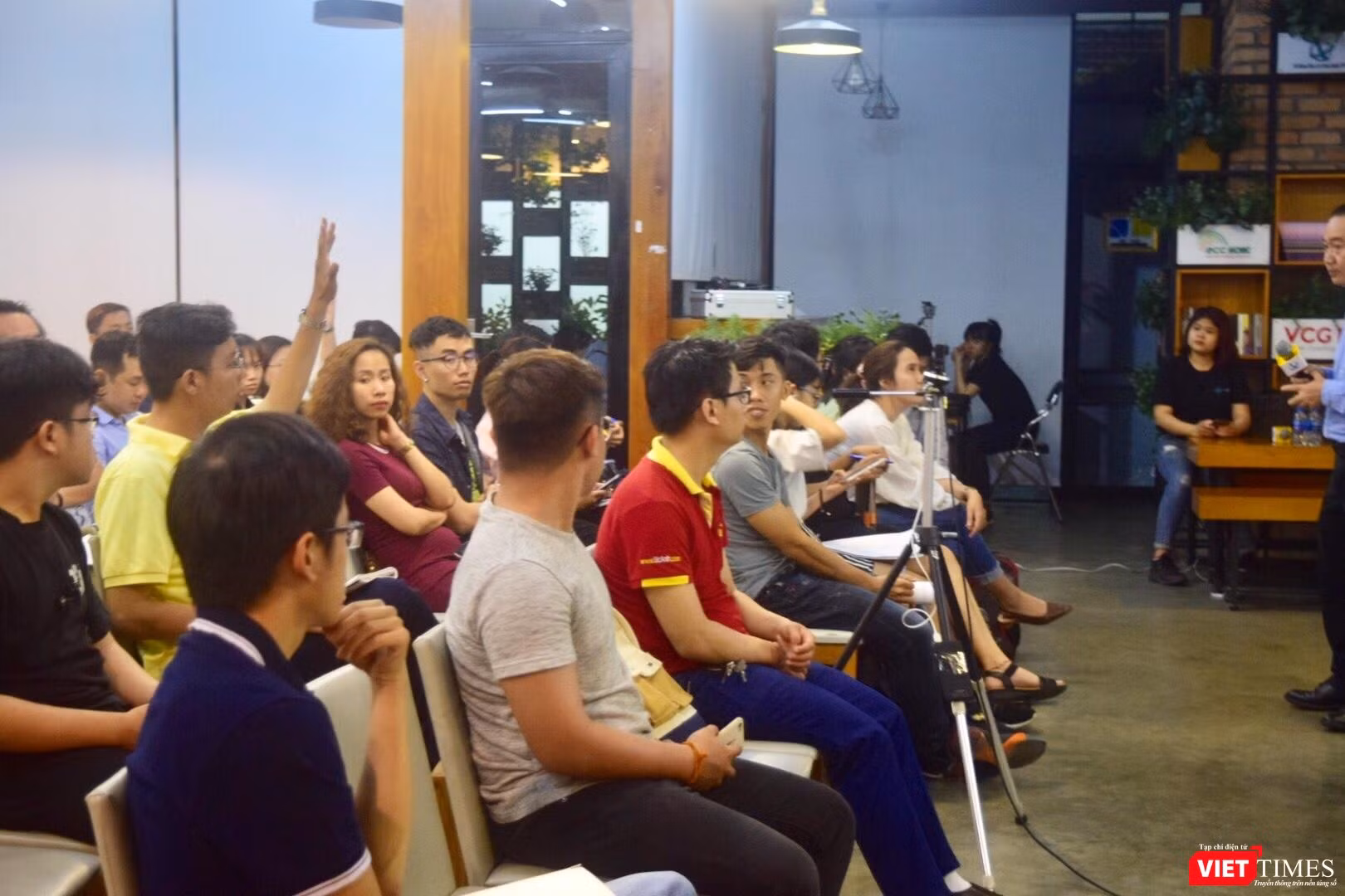 Rất nhiều cánh tay giơ lên đặt ra những câu hỏi thách thức trong công cuộc chuyển đổi số đối với doanh nghiệp Rất nhiều cánh tay giơ lên đặt ra những câu hỏi thách thức trong công cuộc chuyển đổi số đối với doanh nghiệp