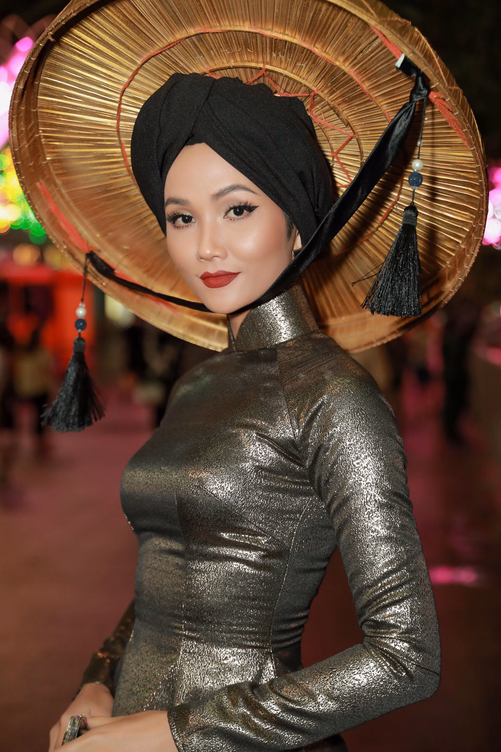 H'Hen Niê với trang phục đặc biệt tại Lễ hội Áo dài 2019 H'Hen Niê với trang phục đặc biệt tại Lễ hội Áo dài 2019