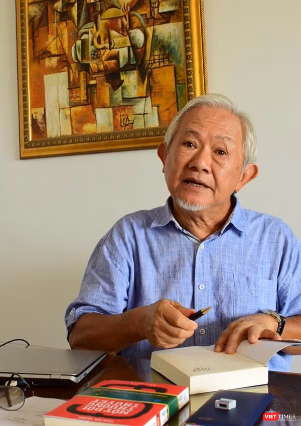 "Đặng Lê Nguyên Vũ giống hệt như hầu hết tất cả các ông chủ của các công ty gia đình lớn ở Việt Nam, đều mắc bệnh cho là mình tài giỏi" - GS Phan Văn Trường nói "Đặng Lê Nguyên Vũ giống hệt như hầu hết tất cả các ông chủ của các công ty gia đình lớn ở Việt Nam, đều mắc bệnh cho là mình tài giỏi" - GS Phan Văn Trường nói